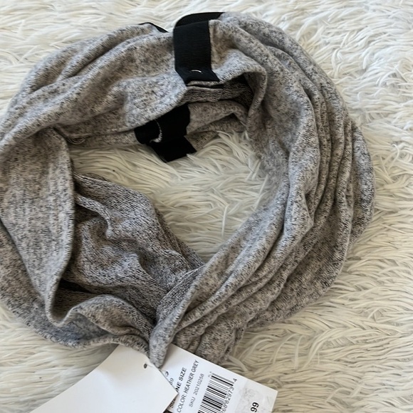 FREE COUNTRY Women’s convertible scarf in Heather gray One size - Picture 3 of 9